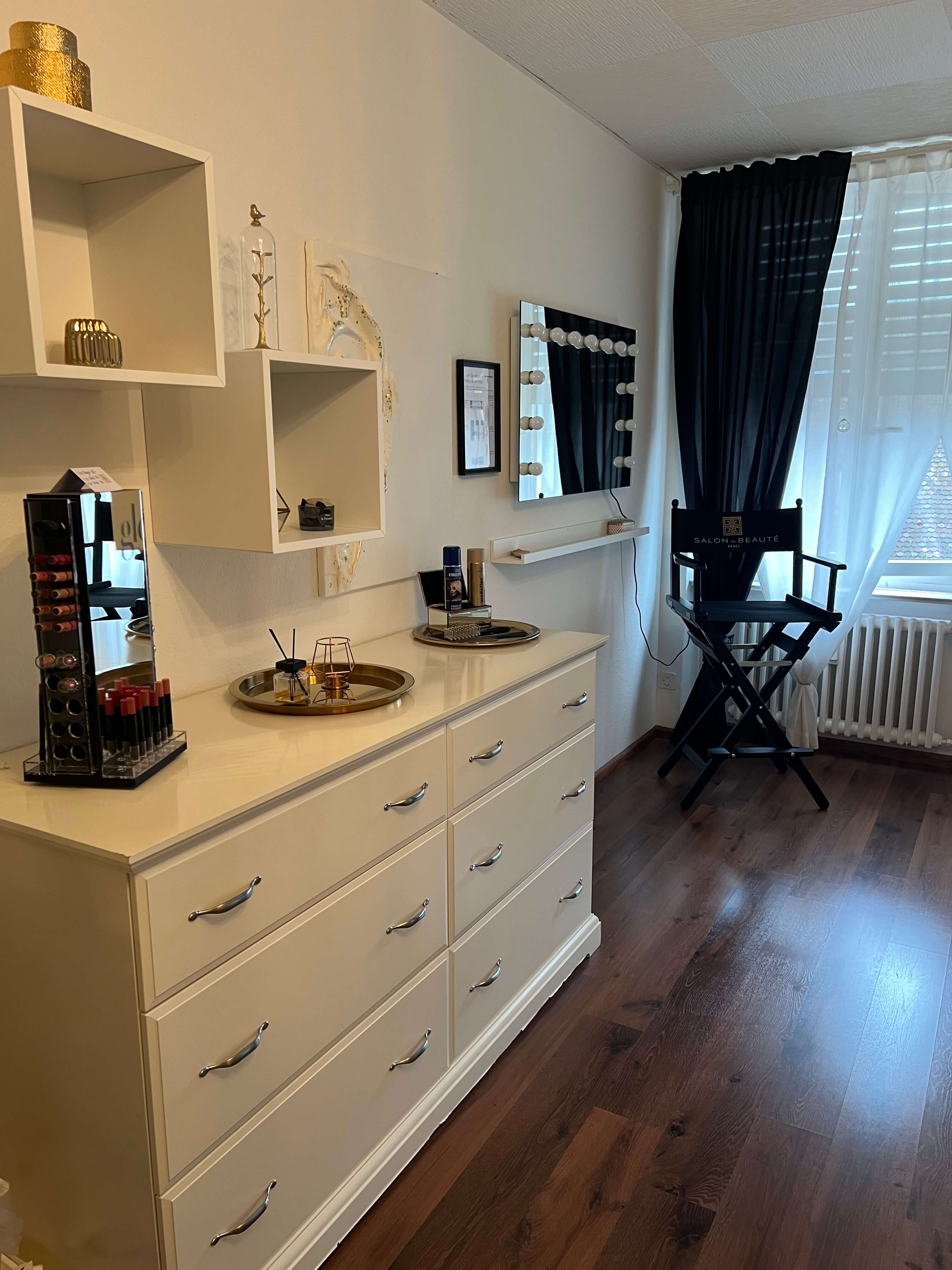 Professioneller Arbeitsraum mit Hollywood-Mirror und Behandlungsstuhl im Kosmetikstudio Basel
